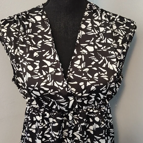 Motherhood Sleeveless top - Picture 2 of 4